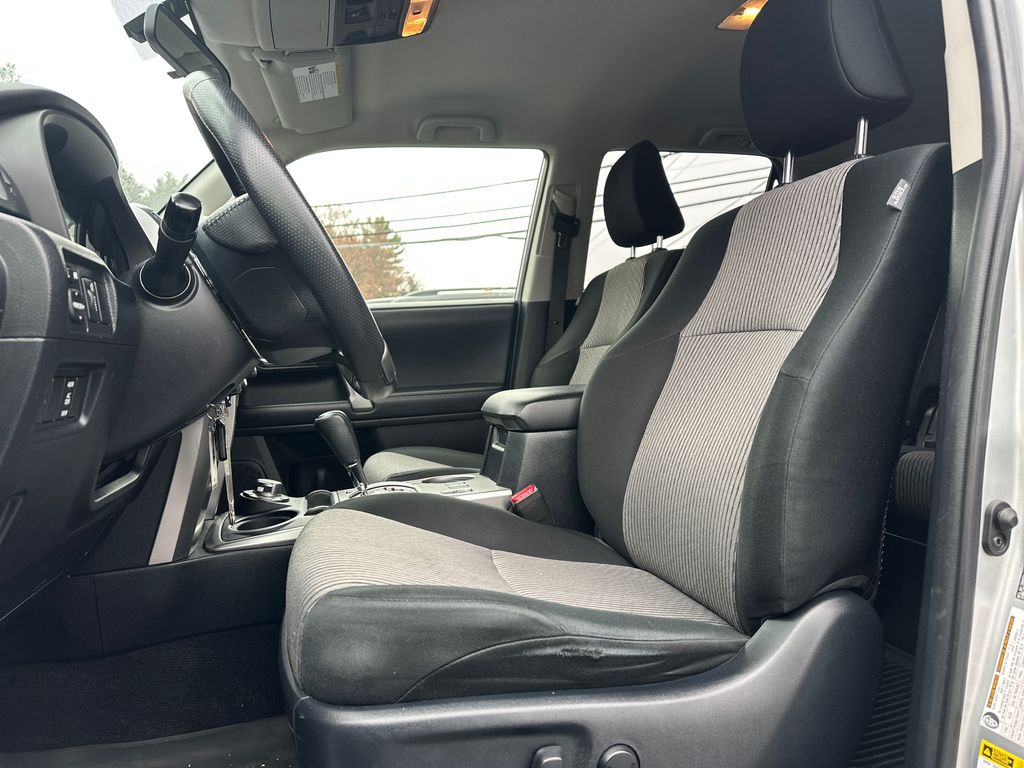 2019 Toyota 4Runner SR5 photo 3