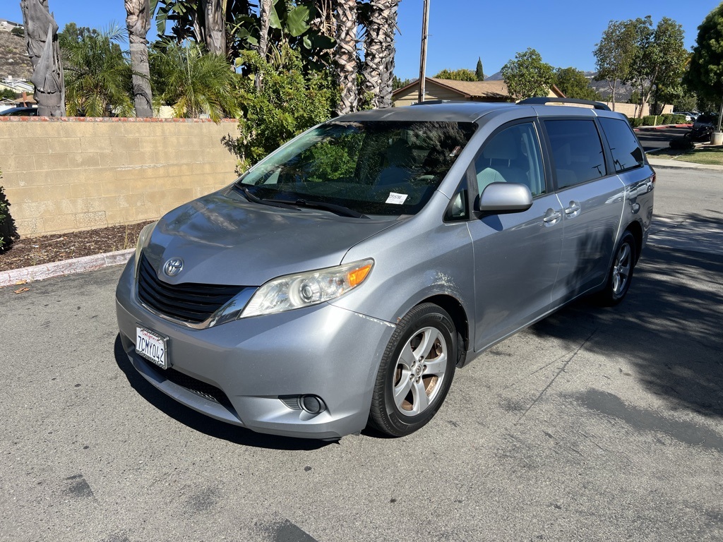 2014 Toyota Sienna LE photo 2