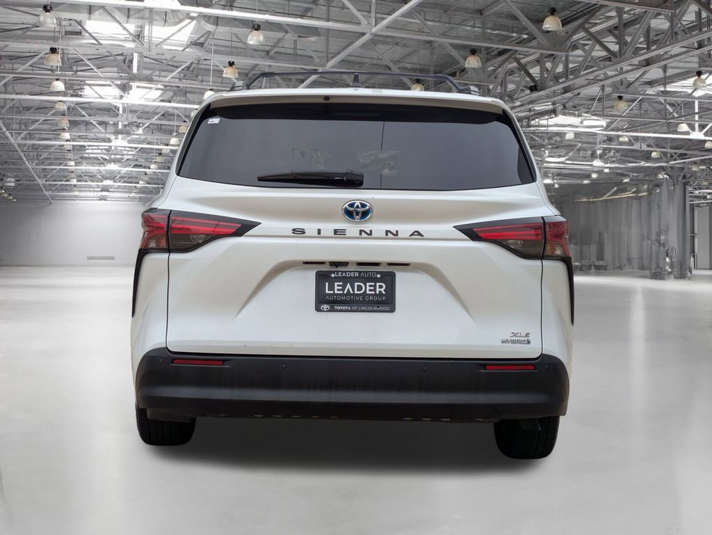 2022 Toyota Sienna XLE photo 6
