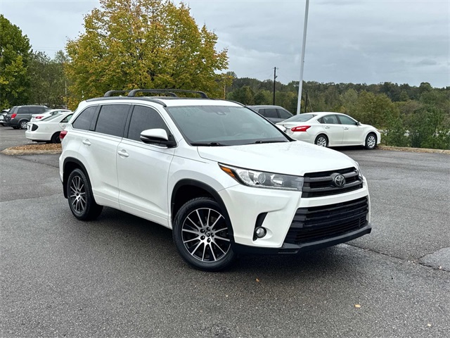 2017 Toyota Highlander SE photo 2
