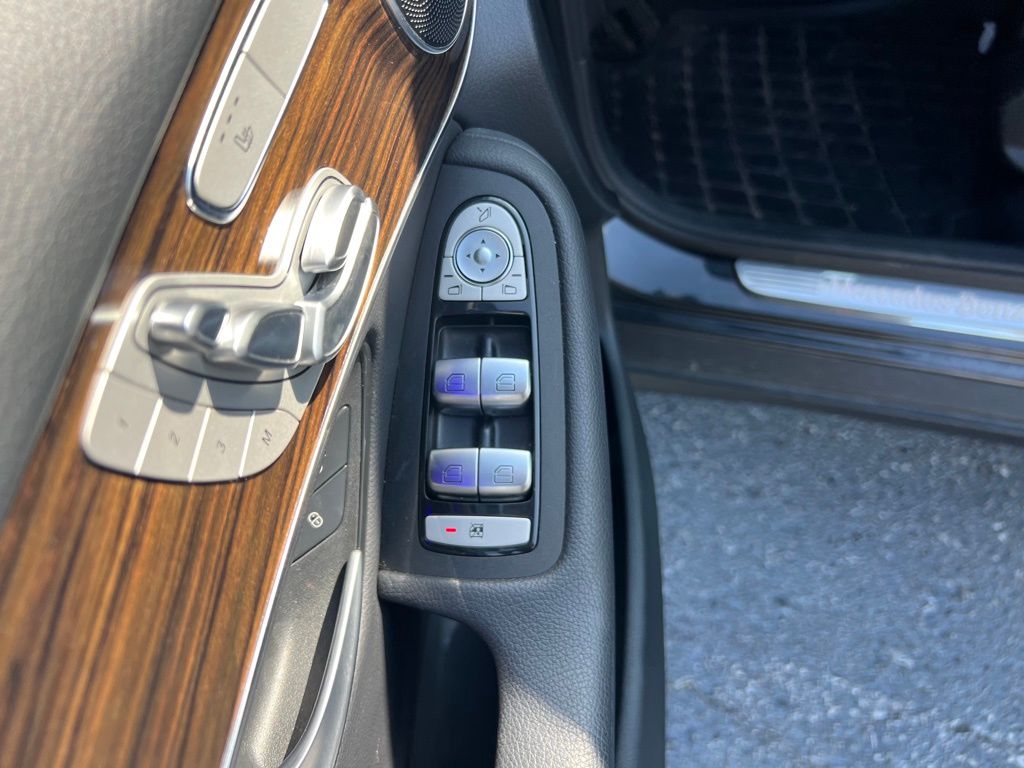 2021 Mercedes Benz GLC 300 photo 14