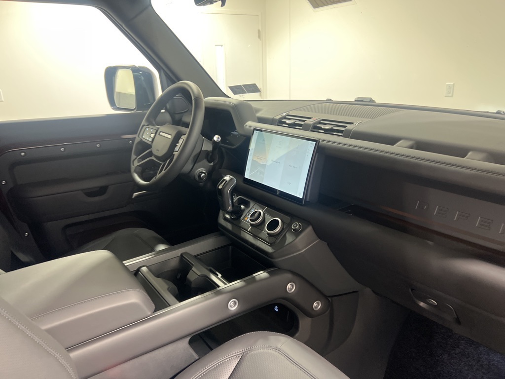 2025 Land Rover Defender 130 X-Dynamic SE photo 23