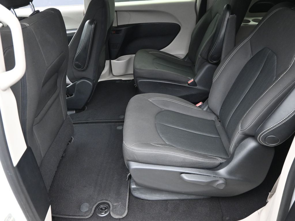 2020 Chrysler Voyager LX photo 9