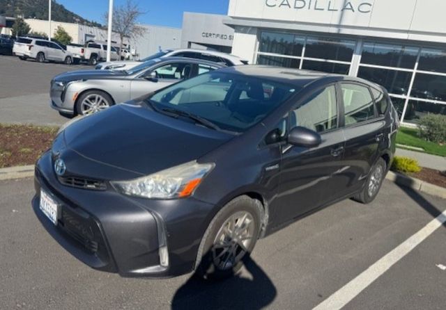 2015 Toyota Prius v Three's photo
