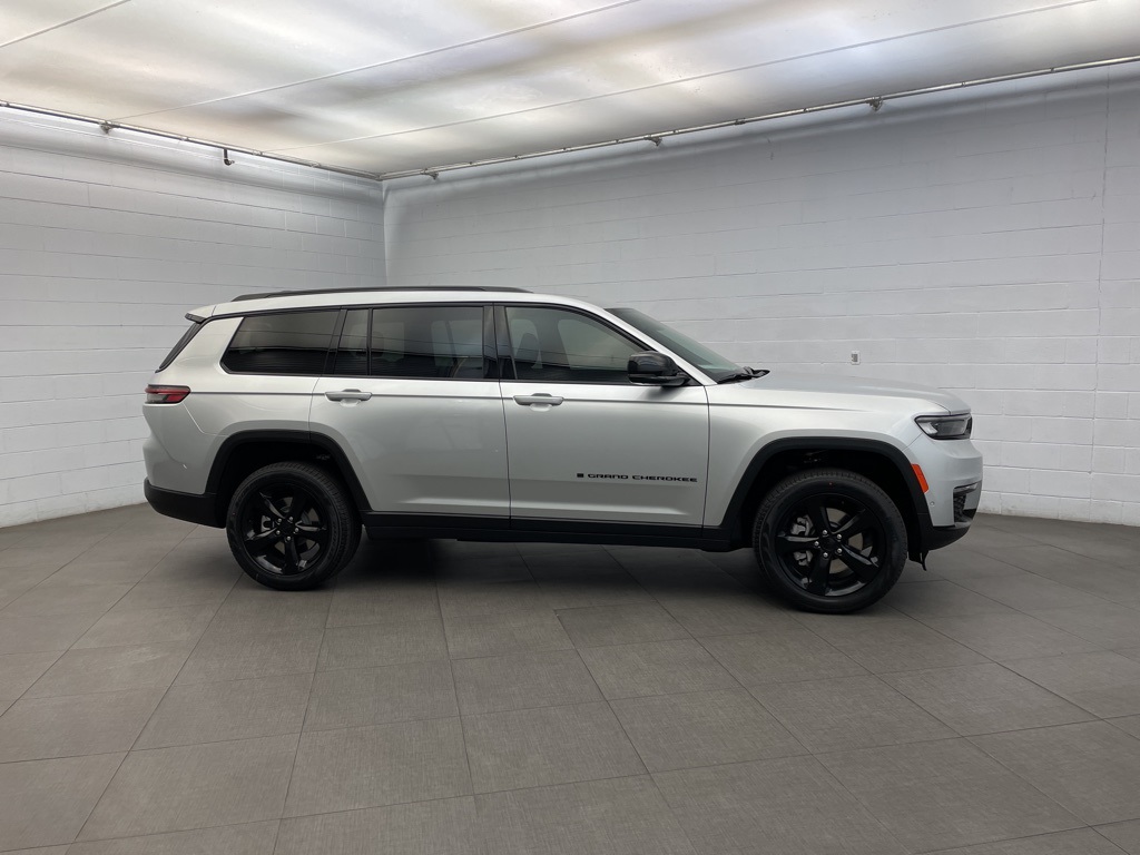 2025 Jeep Grand Cherokee Limited photo 2