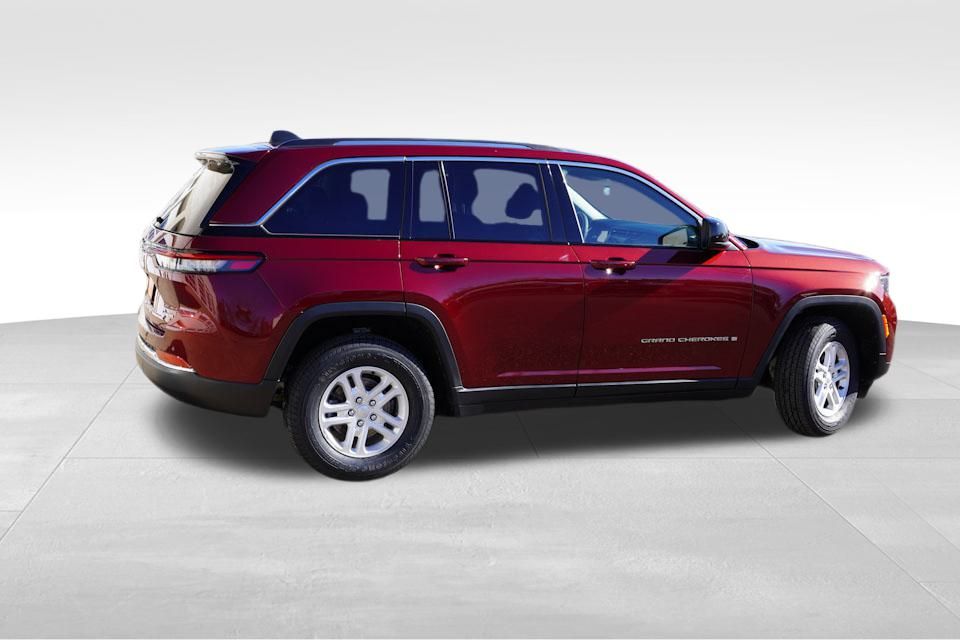 2023 Jeep Grand Cherokee Laredo photo 4
