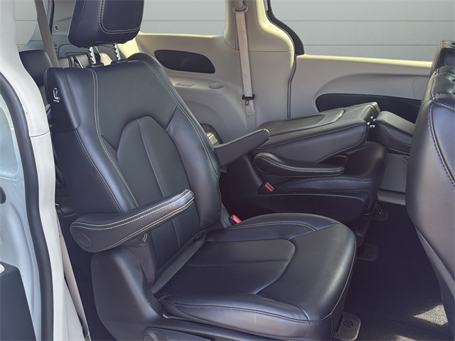 2024 Chrysler Pacifica Hybrid photo 9