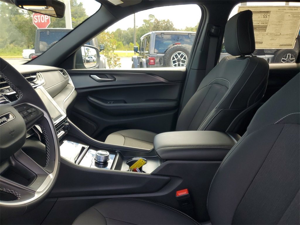 2025 Jeep Grand Cherokee Laredo X photo 8