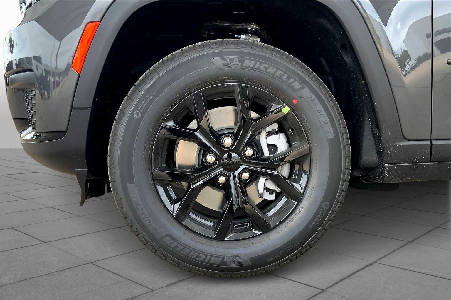 2025 Jeep Grand Cherokee Laredo X Altitude photo 11