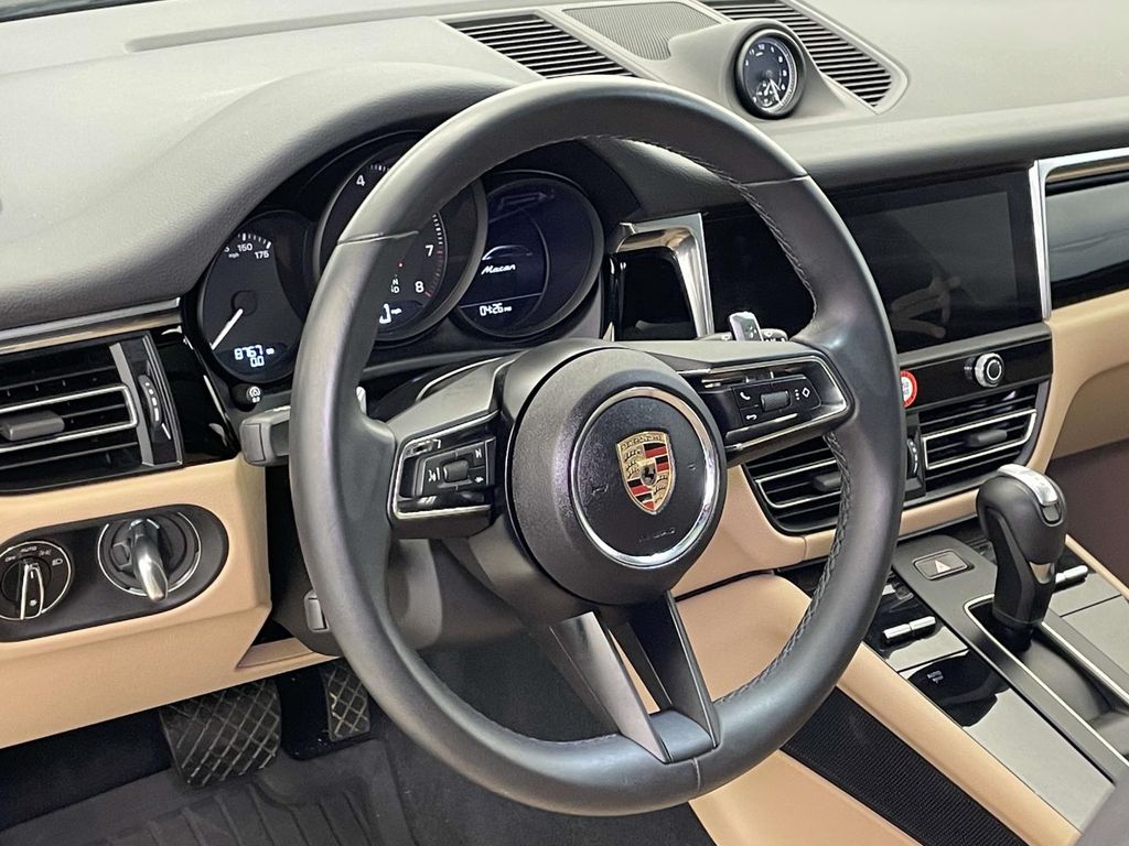 2025 Porsche Macan T photo 4