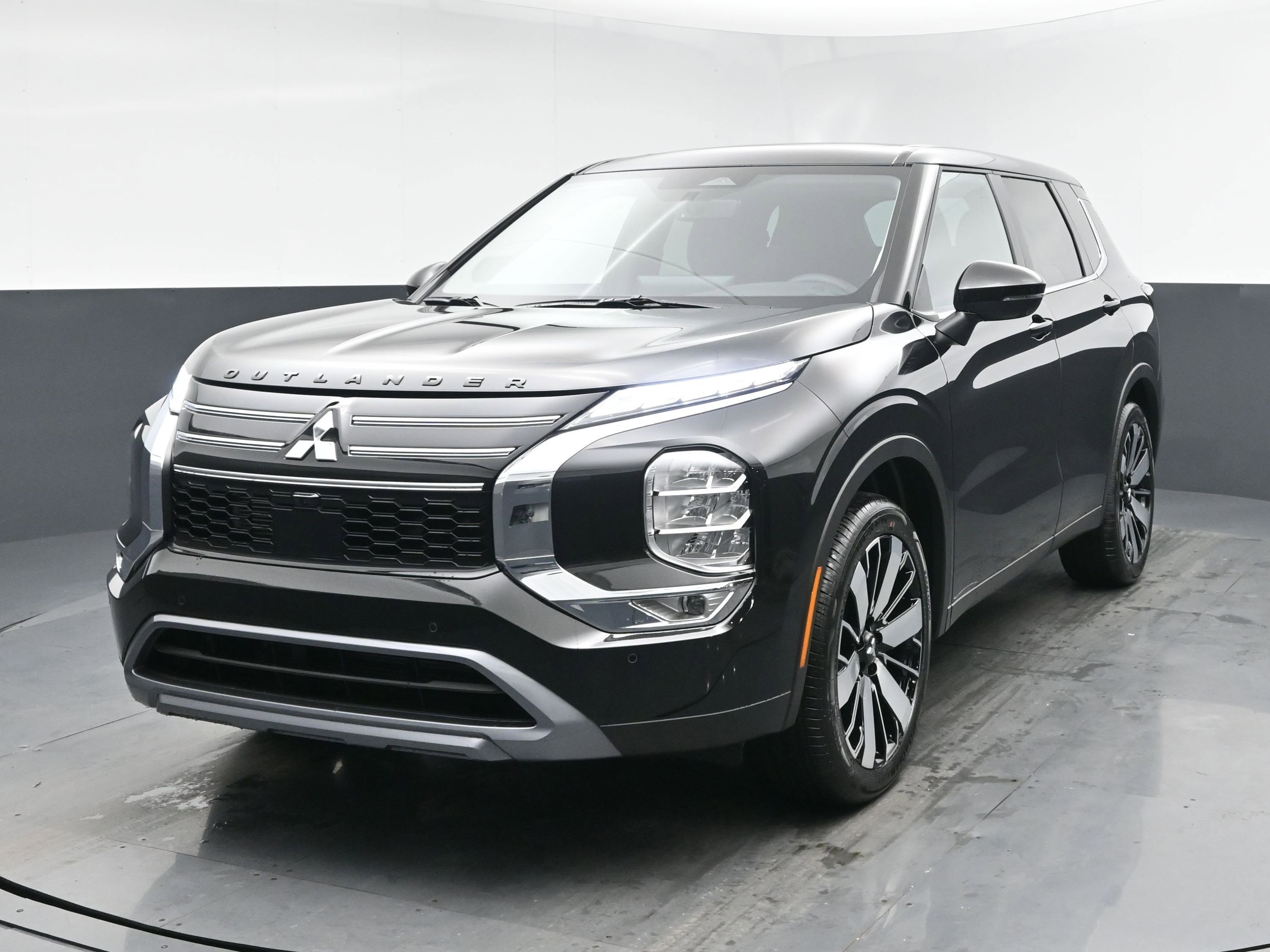 2026 Mitsubishi Outlander SE's photo