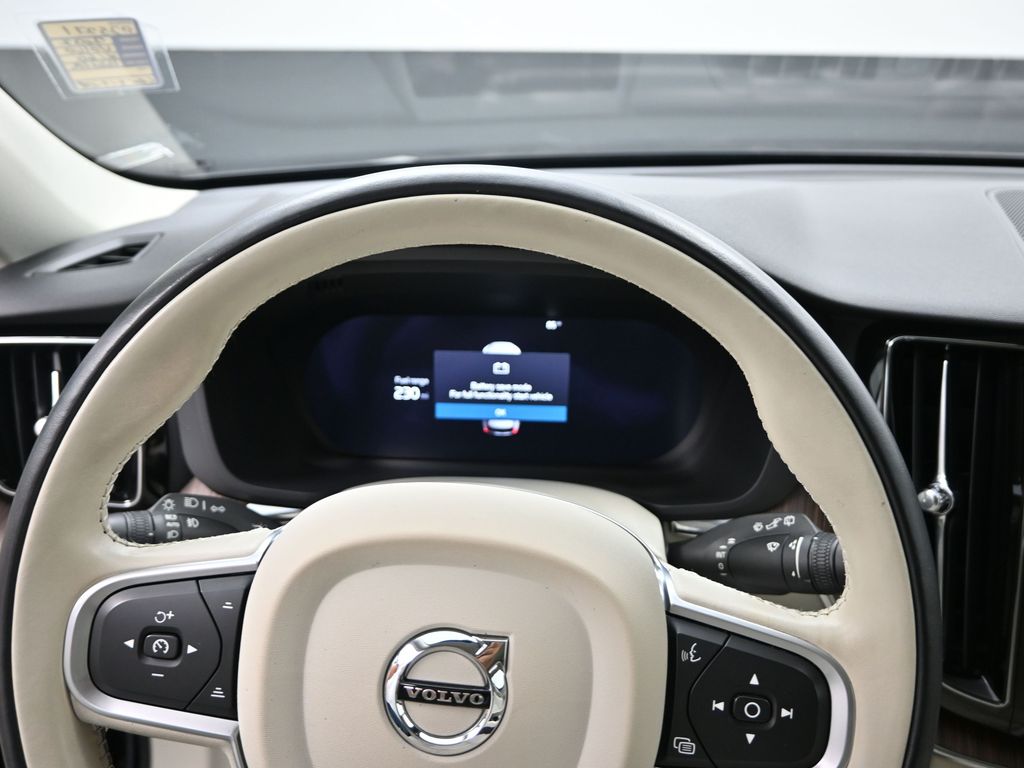 2022 Volvo XC60 B5 Momentum photo 11