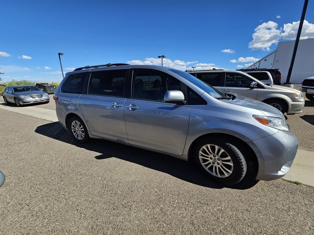 2017 Toyota Sienna XLE Premium photo 4