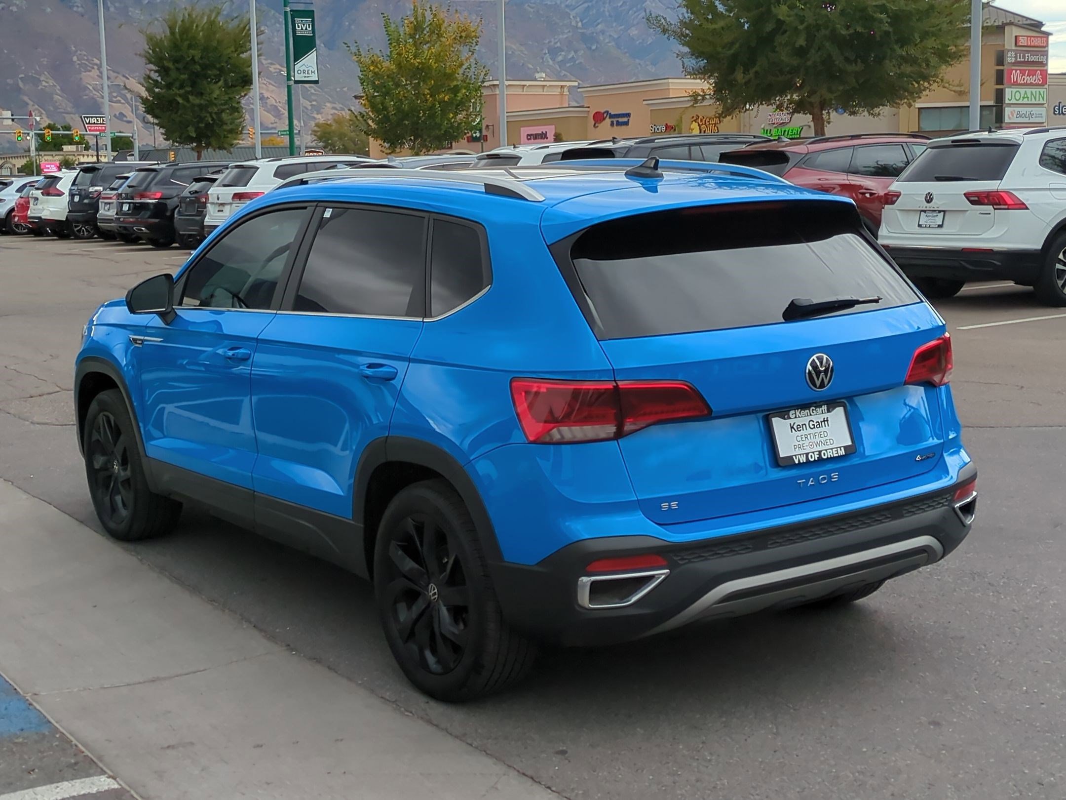 2022 Volkswagen Taos SE photo 2