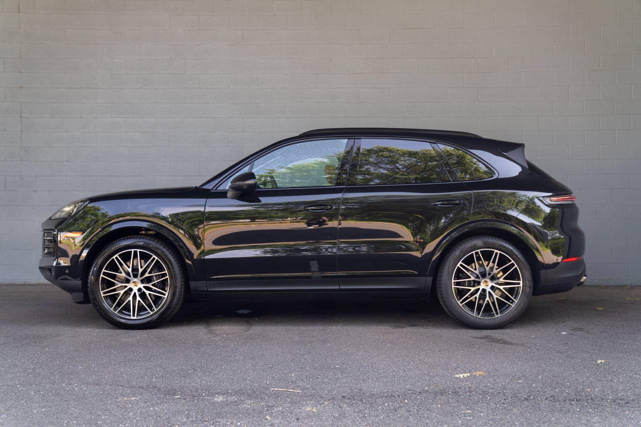 2025 Porsche Cayenne photo 2