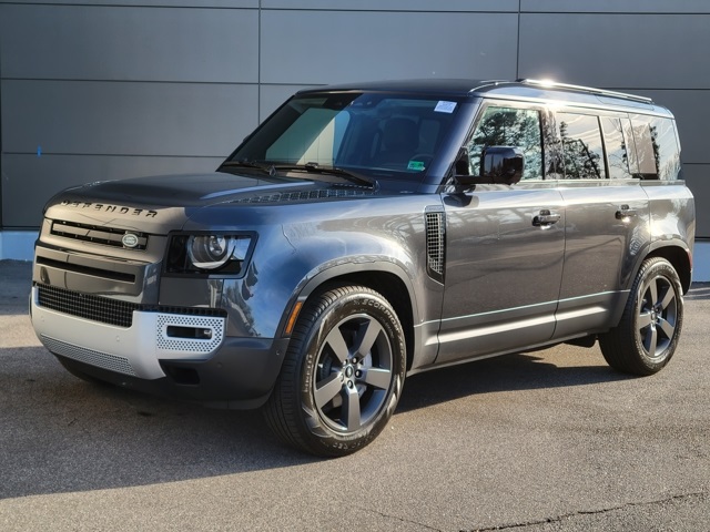 2025 Land Rover Defender S's photo