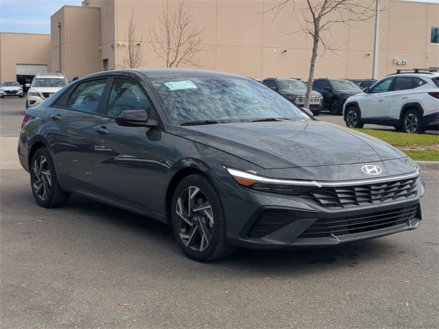 2025 Hyundai Elantra SEL Sport photo 3