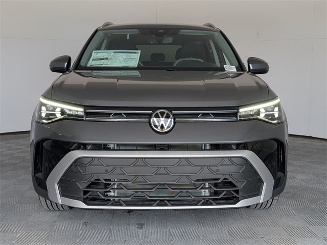 2025 Volkswagen Taos SE photo 3