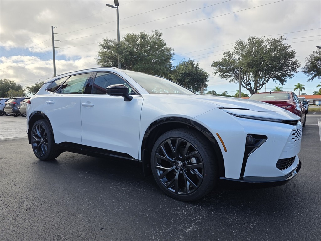 2025 Toyota Crown Signia Limited's photo