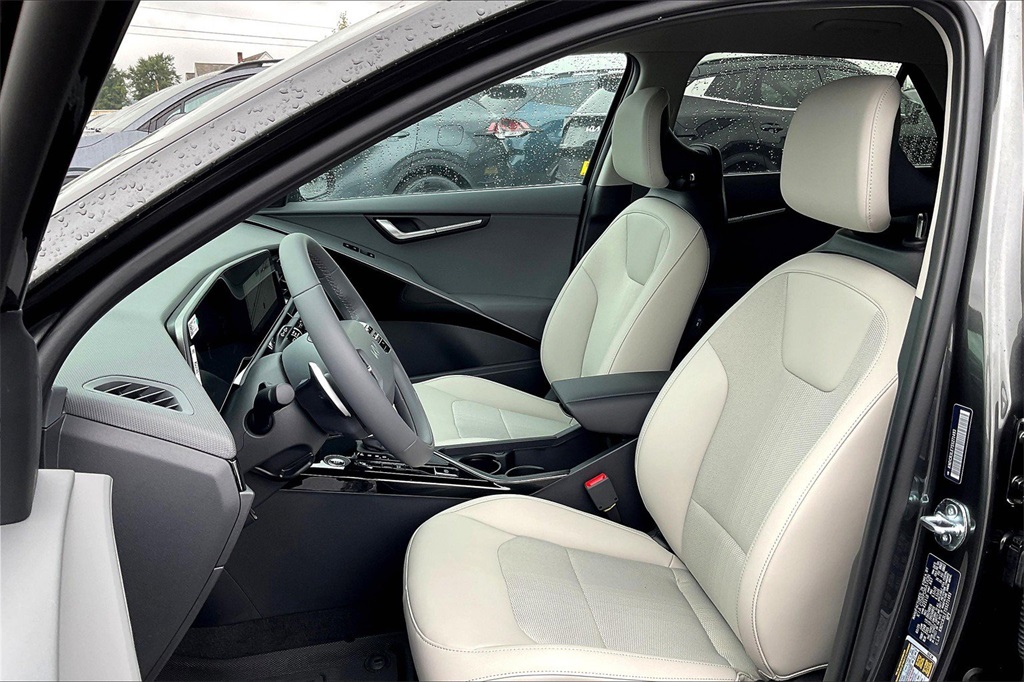 2025 Kia Niro EX photo 6