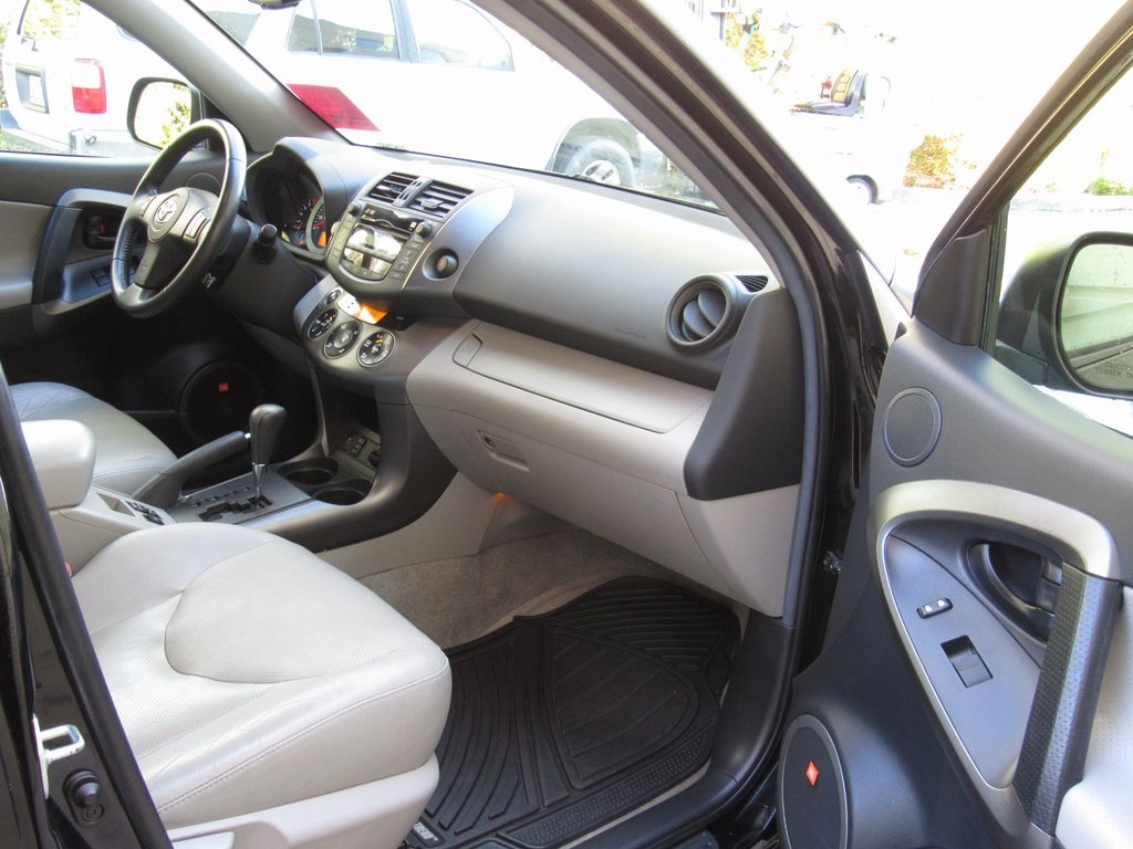 2011 Toyota RAV4 LE photo 18