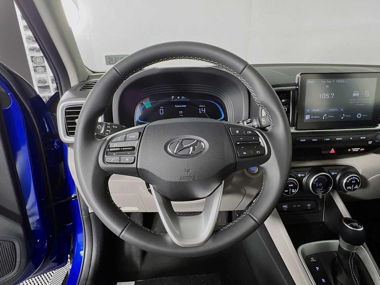 2025 Hyundai Venue SEL photo 6