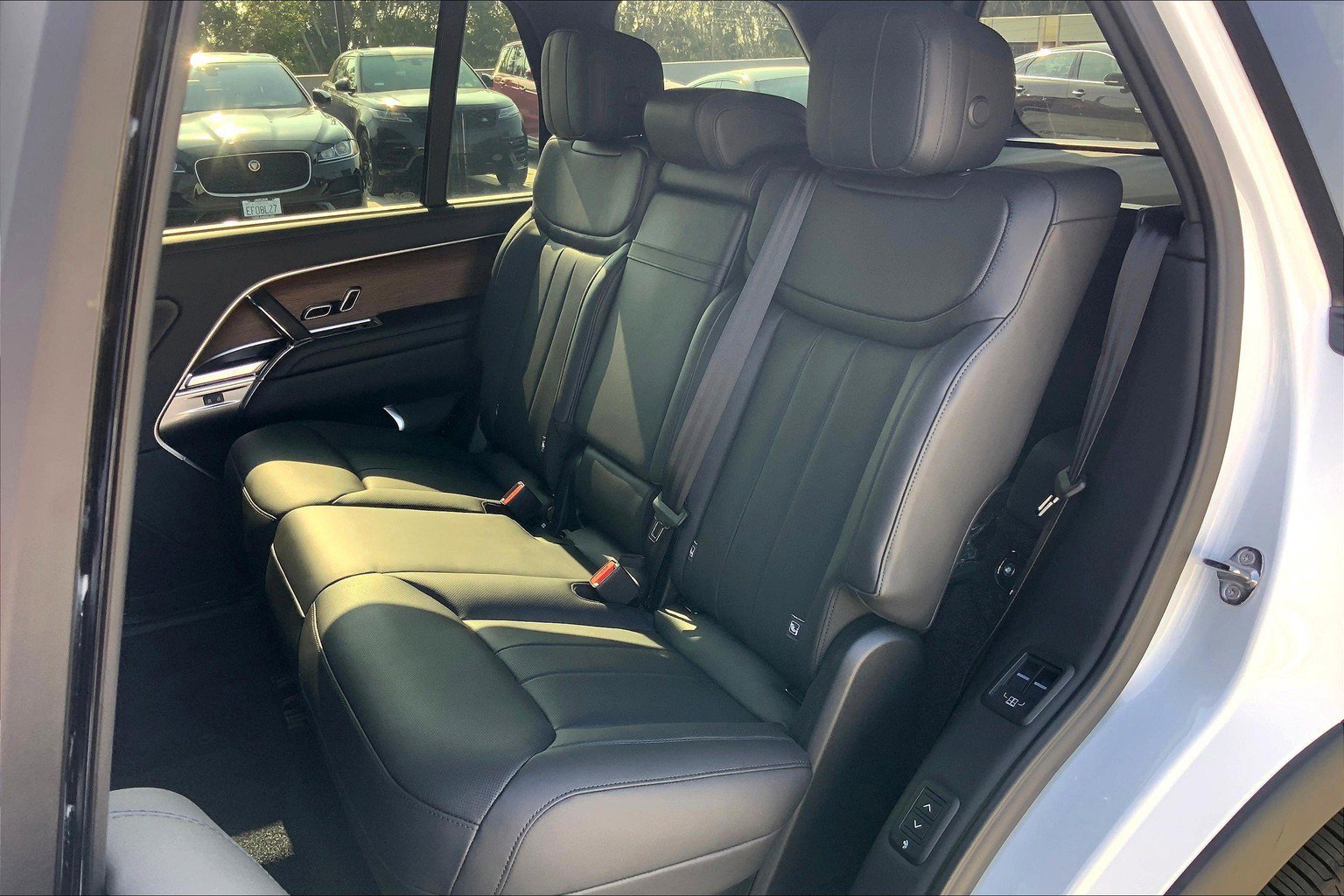 2025 Land Rover Range Rover SE photo 12