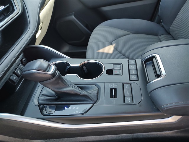 2021 Toyota Highlander LE photo 17