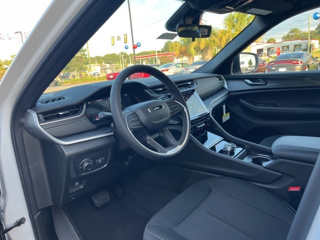 2025 Jeep Grand Cherokee Laredo X photo 4