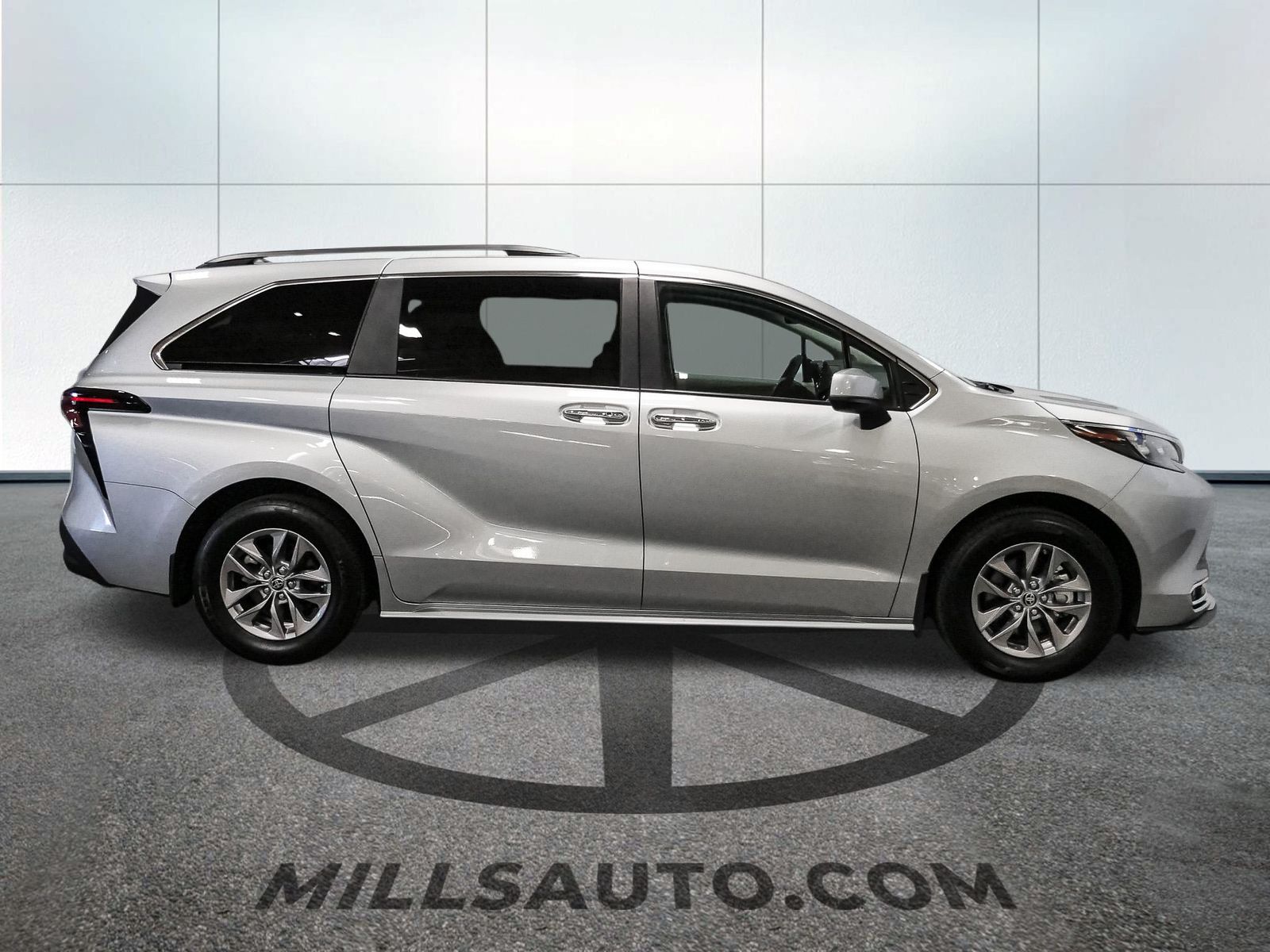 2024 Toyota Sienna XLE photo 8