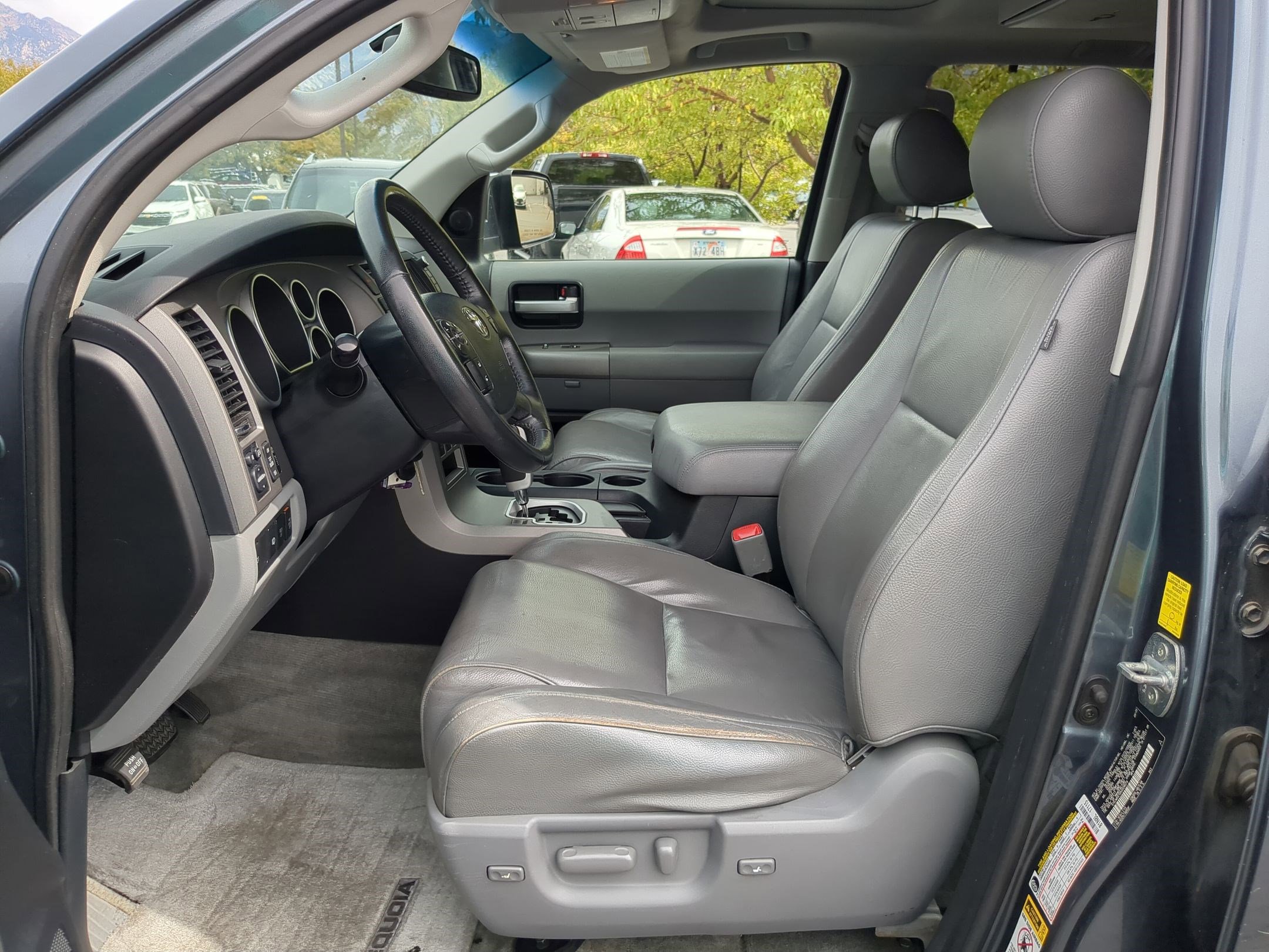 2010 Toyota Sequoia photo 22