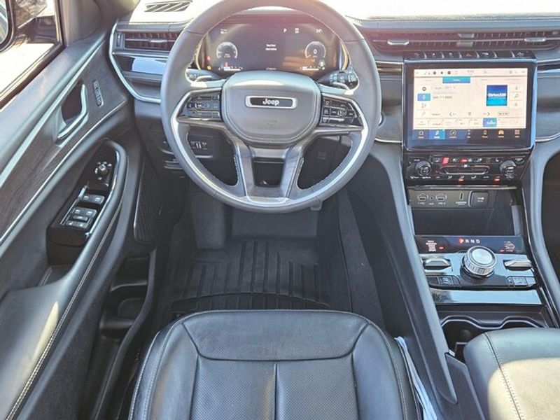 2023 Jeep Grand Cherokee Overland photo 4
