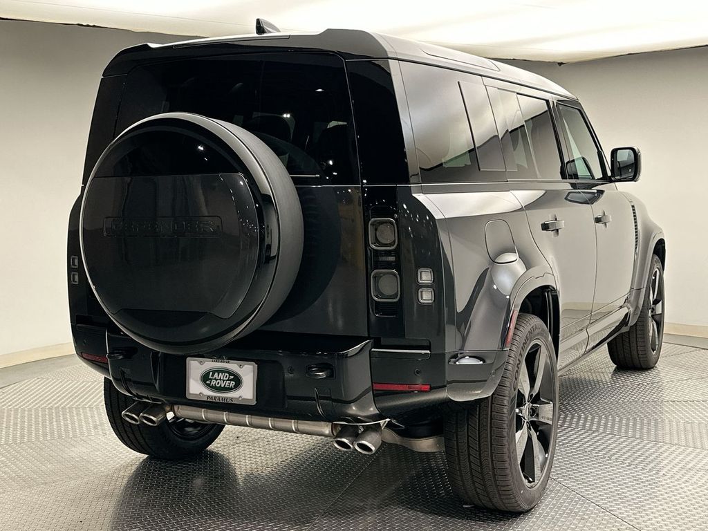 2025 Land Rover Defender 110 V8 photo 3