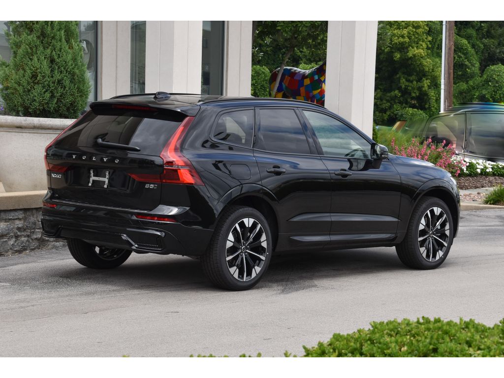 2026 Volvo XC60 B5 Plus photo 2