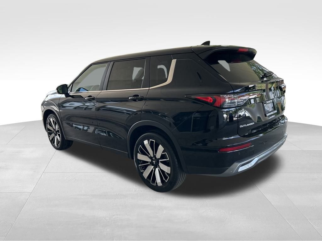 2025 Mitsubishi Outlander SE photo 3