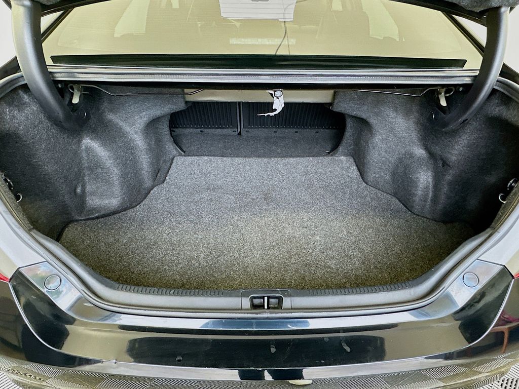 2017 Toyota Camry XLE photo 24