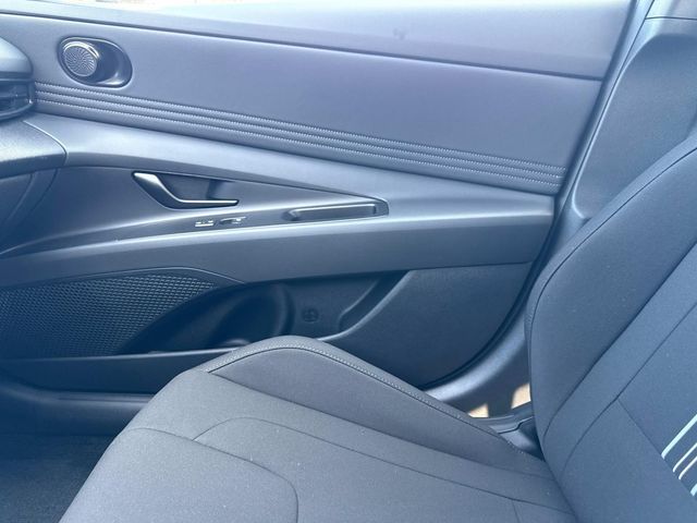 2025 Hyundai Elantra SEL Sport photo 21