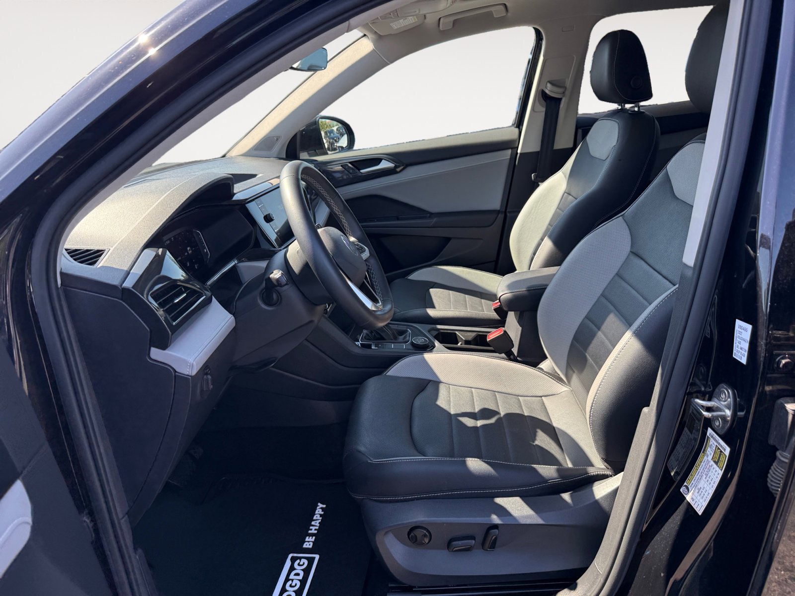 2022 Volkswagen Taos SEL photo 9