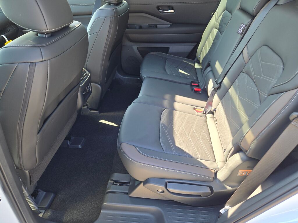 2025 Nissan Pathfinder Platinum photo 17