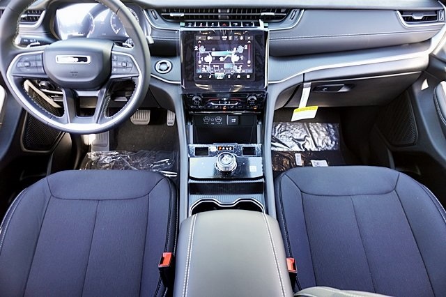 New 2024 Bright White Clear-Coat Exterior Paint Jeep Laredo image 24