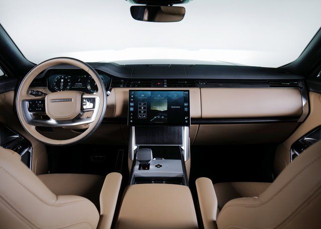 2025 Land Rover Range Rover SE photo 4