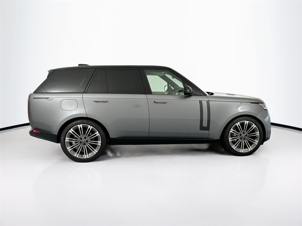 2025 Land Rover Range Rover SE photo 4