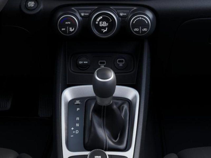 2025 Hyundai Venue SEL photo 15