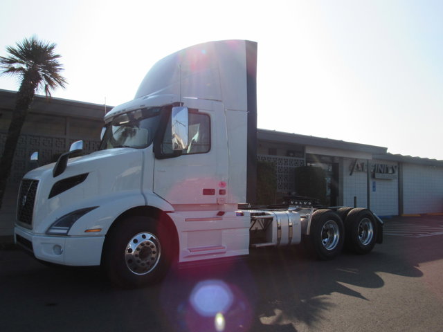 New 2025 VOLVO VNR64T-300 TRACTOR TR's photo