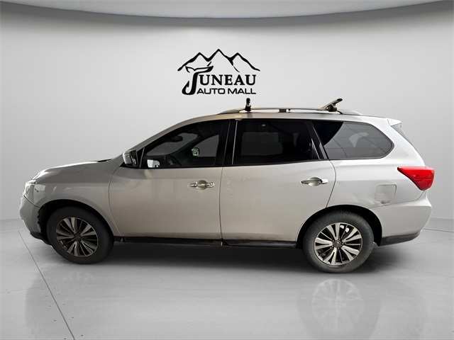 2020 Nissan Pathfinder SV photo 2