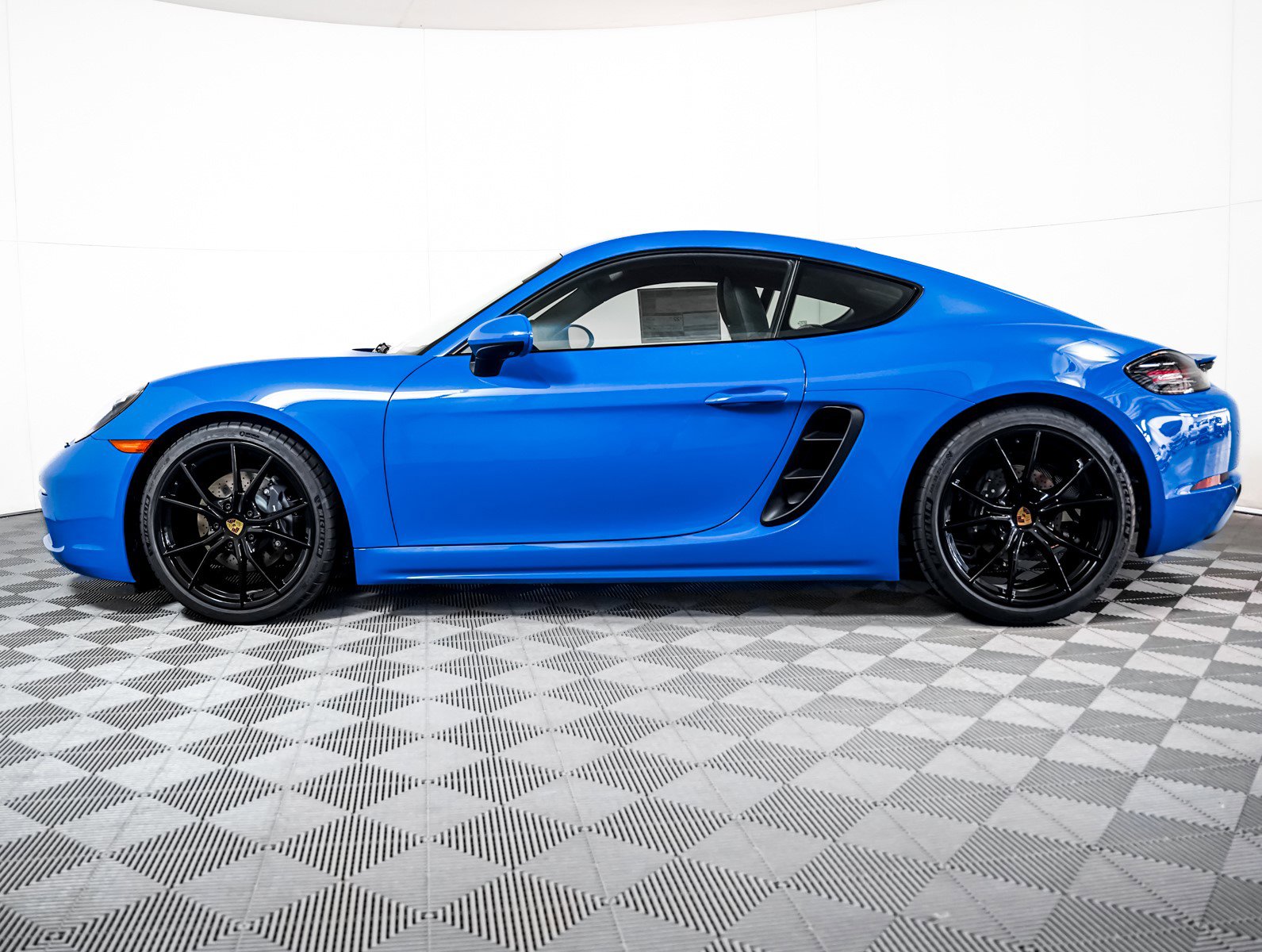2025 Porsche Cayman photo 2