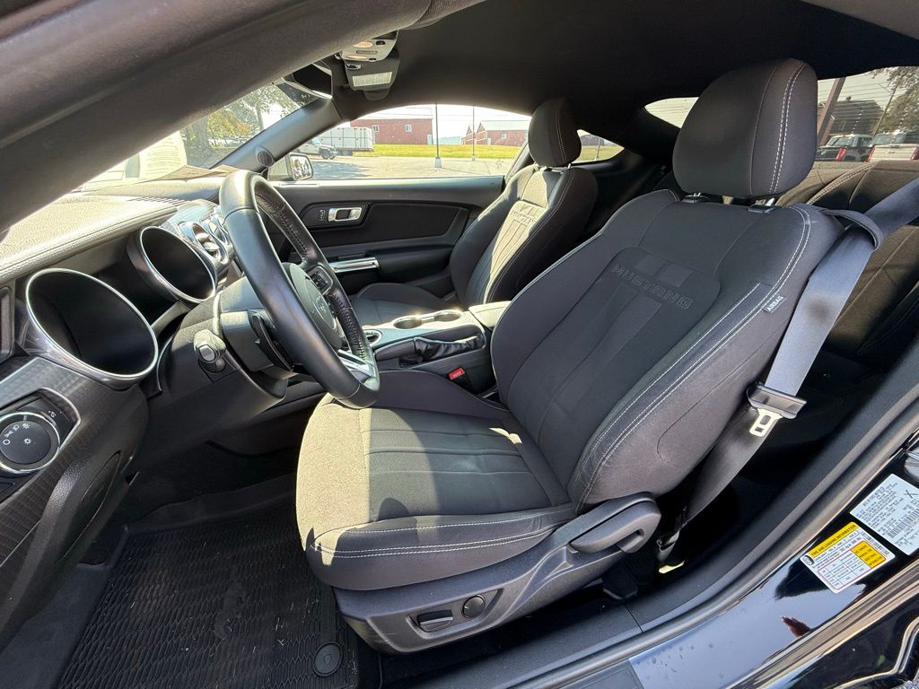 2021 Ford Mustang EcoBoost photo 4