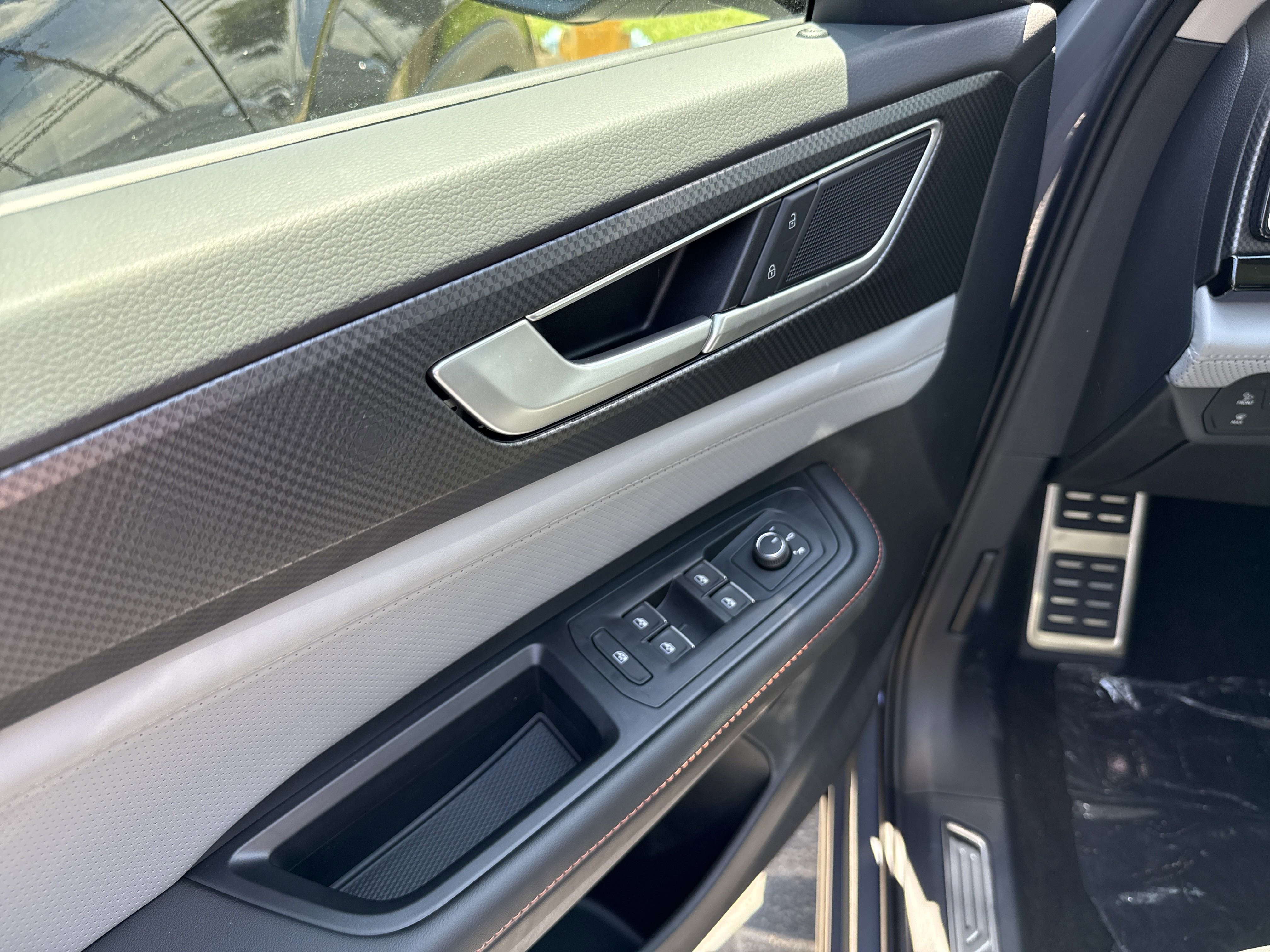 2025 Volkswagen Atlas Peak Edition SE photo 2