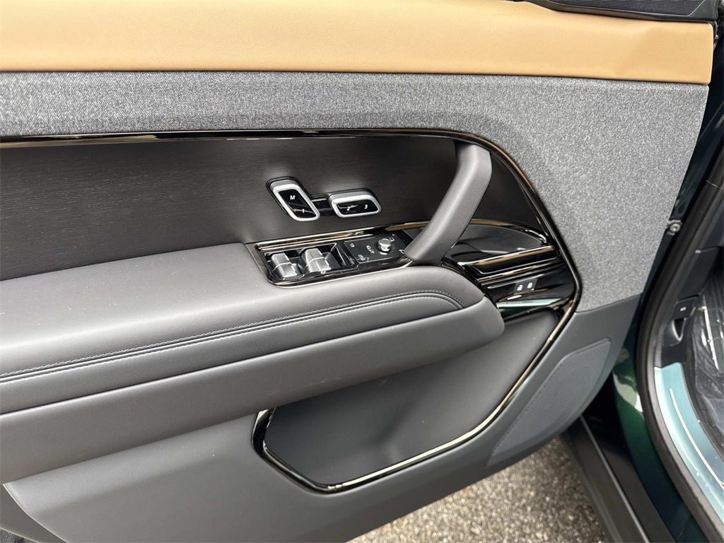 2025 Land Rover Range Rover Sport SE photo 18