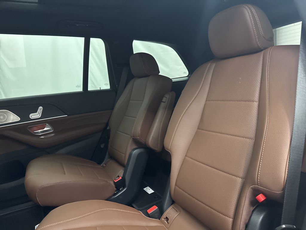 2026 Mercedes Benz GLS 450 4MATIC photo 17